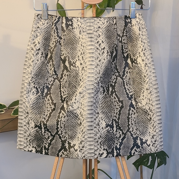 Grey faux snakeskin Dynamite mini skirt NWT - Picture 8 of 8